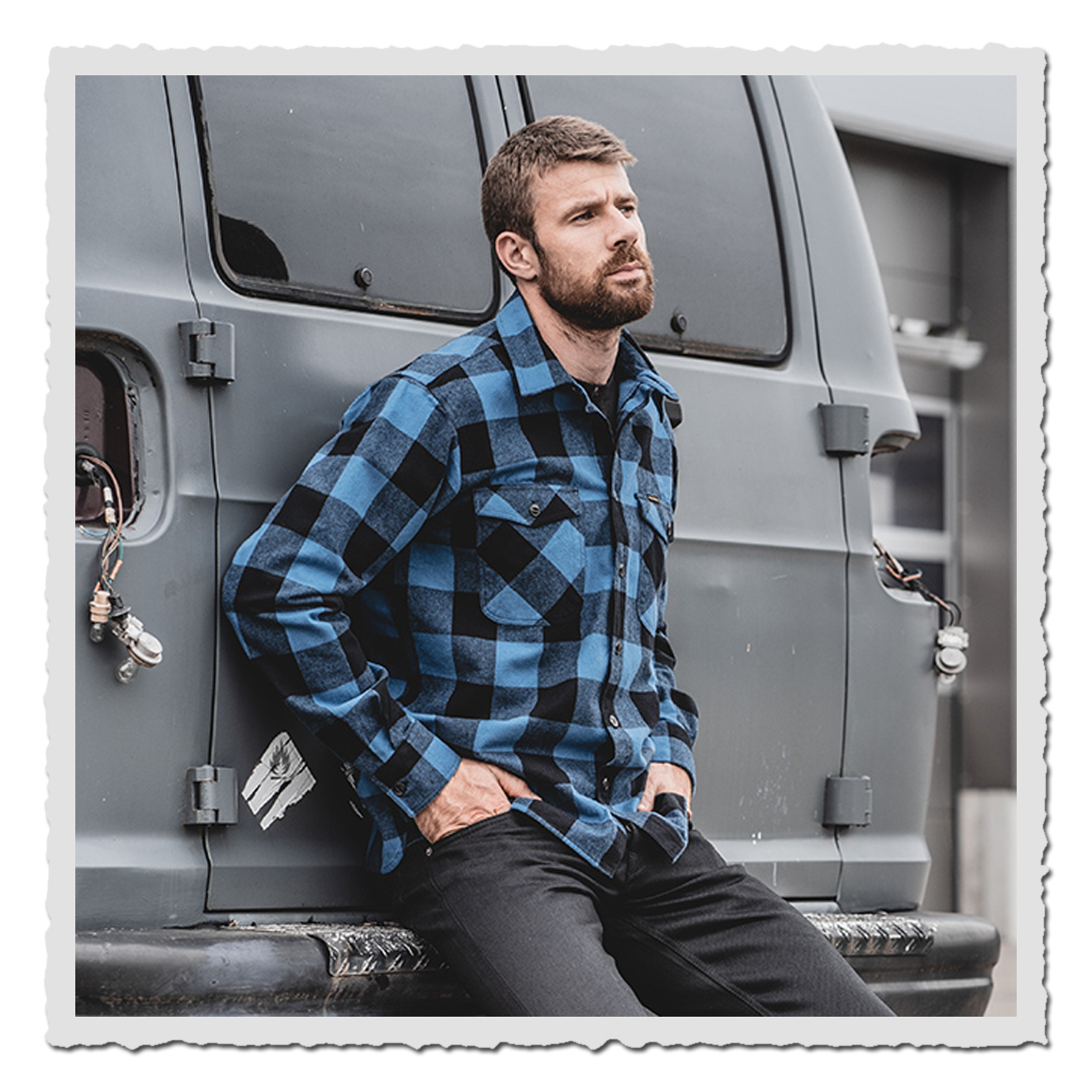 Workwear Hemd Pike Brothers blau kariert Buffalo Check wird von einem Mann getragen
